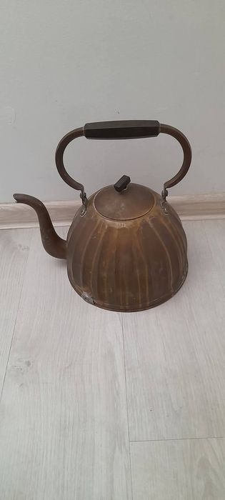 Старинен меден чайник