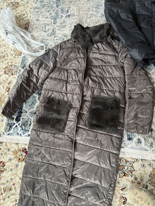 Продам куртку черного цвета с нокой на воротнике и на карманах