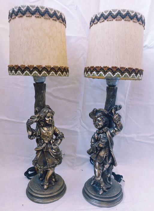 Veioze vechi, deosebite din rășină, pentru colectionari.