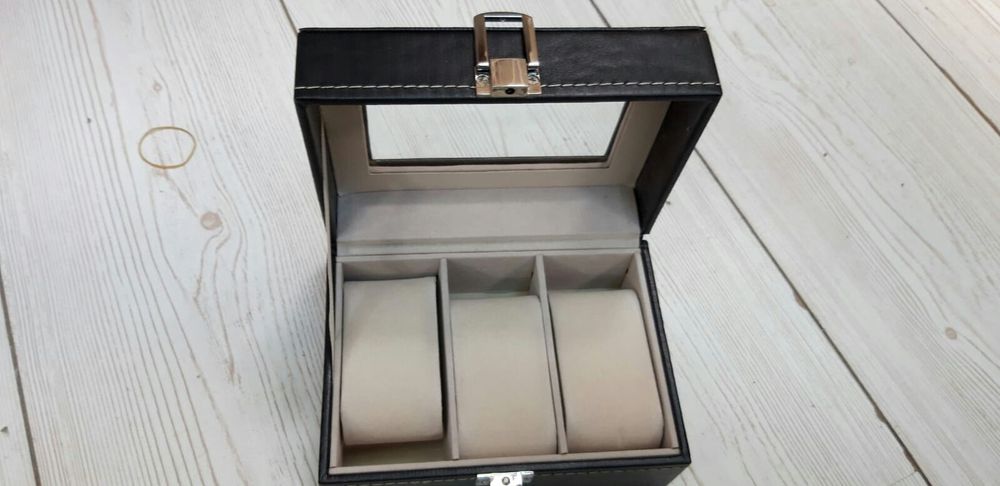 Cutie Caseta depozitare pentru 3 ceasuri. Produs nou! Sigilat!