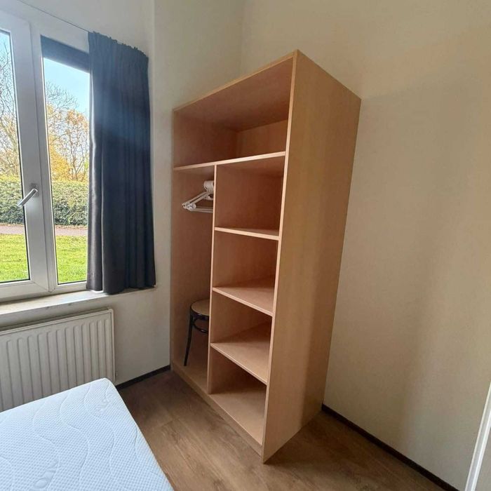 Dulap dressing deschis cu rafturi și bară pentru umerașe