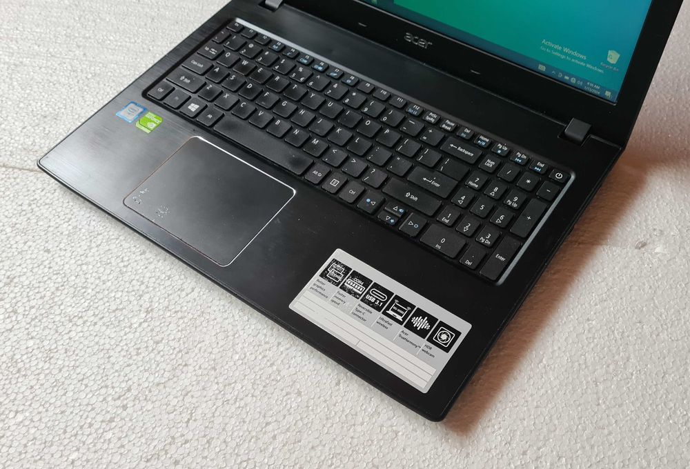 Acer 15" Full HD, i7-7500u, 8 GB, SSD 256 GB, Nvidia GeForce 940MX