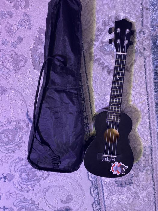 Укулеле черная почти что новая