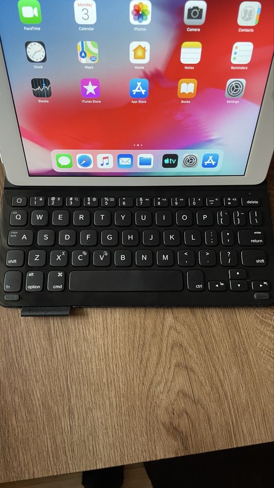 Продавам iPad Air, 64 GB, Celular 4G, 10 инча, бял