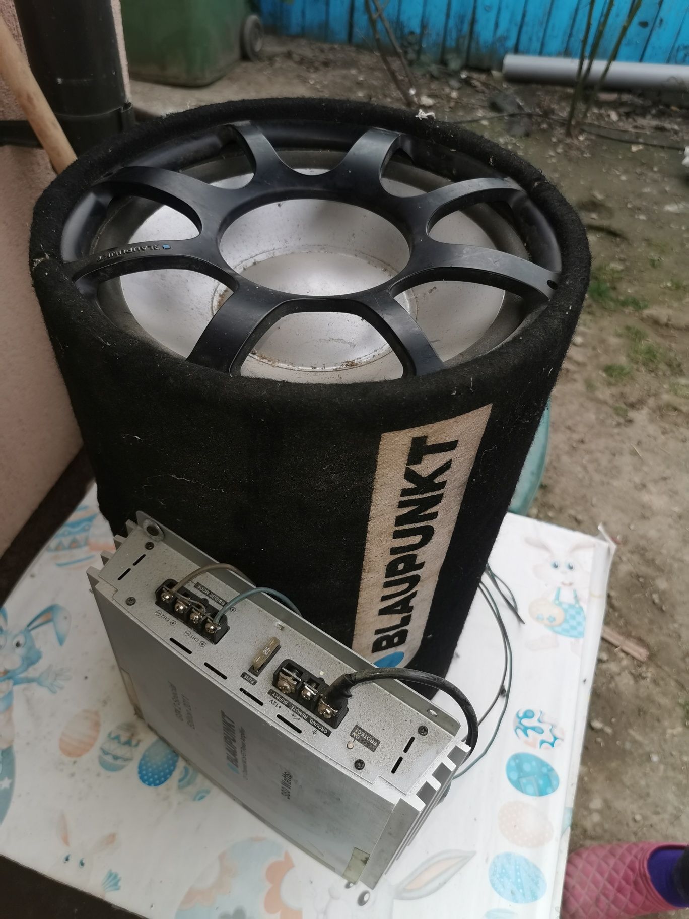 Subwoofer și stație blaupunkt