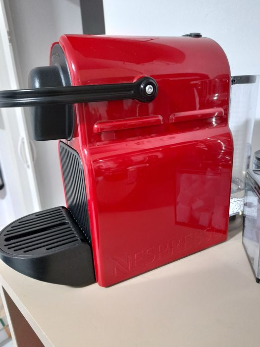 Espressor Nespresso Inissia rosu, stare excelenta