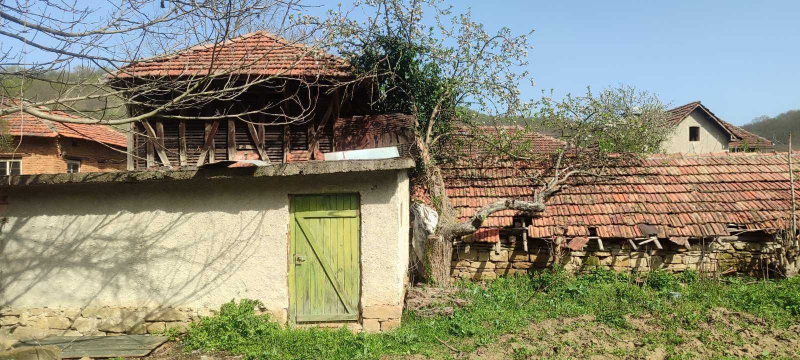 Двор със стара къща с. Радовене, обл. Враца
