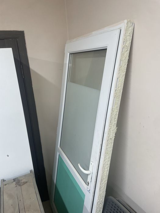 Пластиковая дверь