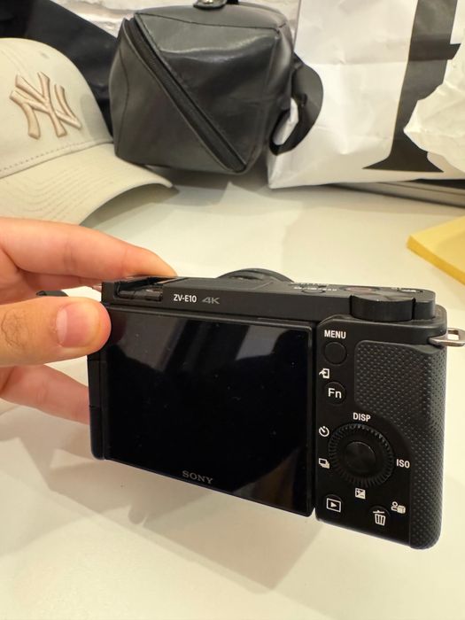 Sony Alpha ZV- E10 4k si Sony E 16-50 mm f3.5-5.6 OSS PZ