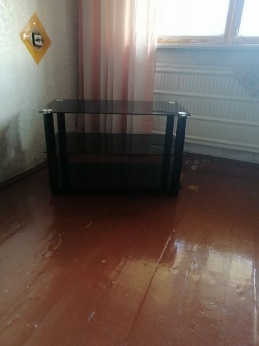 Продам тумбочку стеклянную
