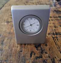 часовник метален сребрист за бюро, кварц, от Германия, масивен тежък