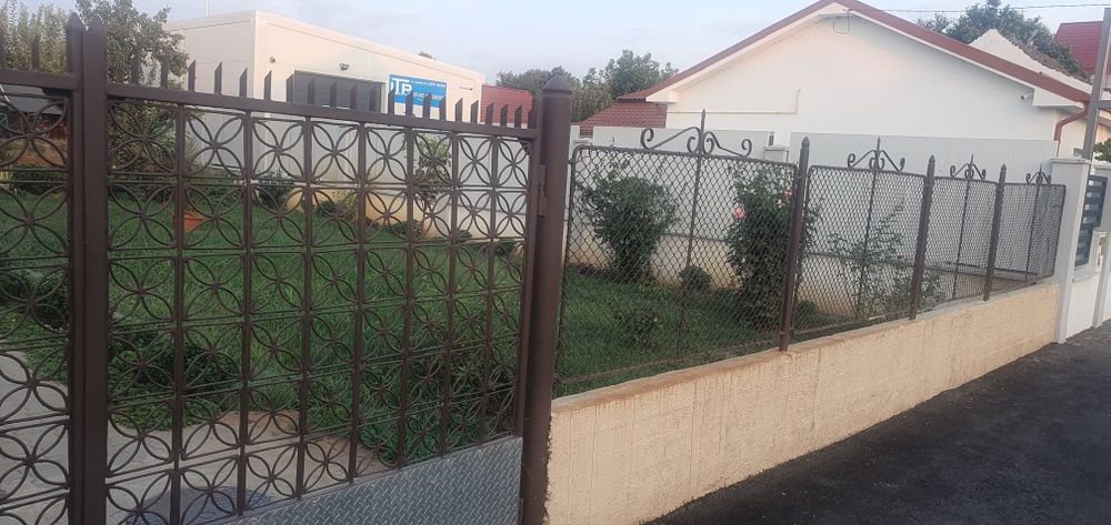 Gard din fier,  în stare foarte bună.