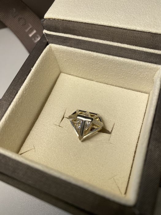 Brosa Teilor din argint cu diamant