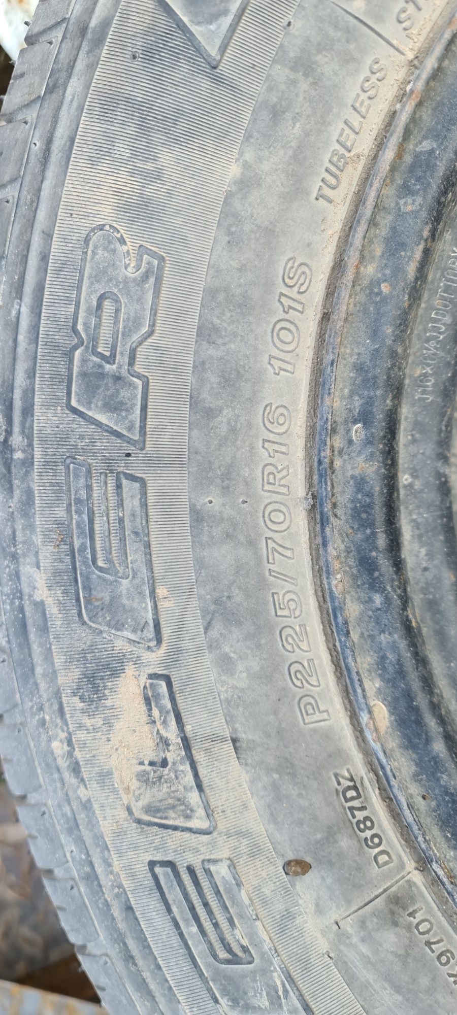 Bridgestone P225/70 R16 101S