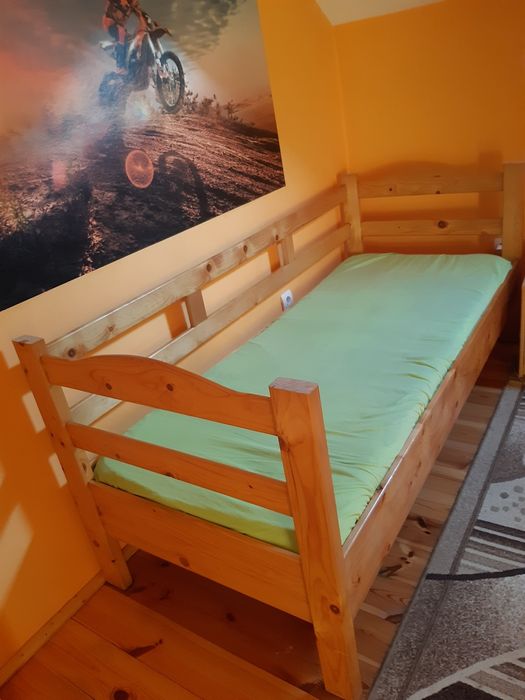 Pat din lemn masiv de o persoana