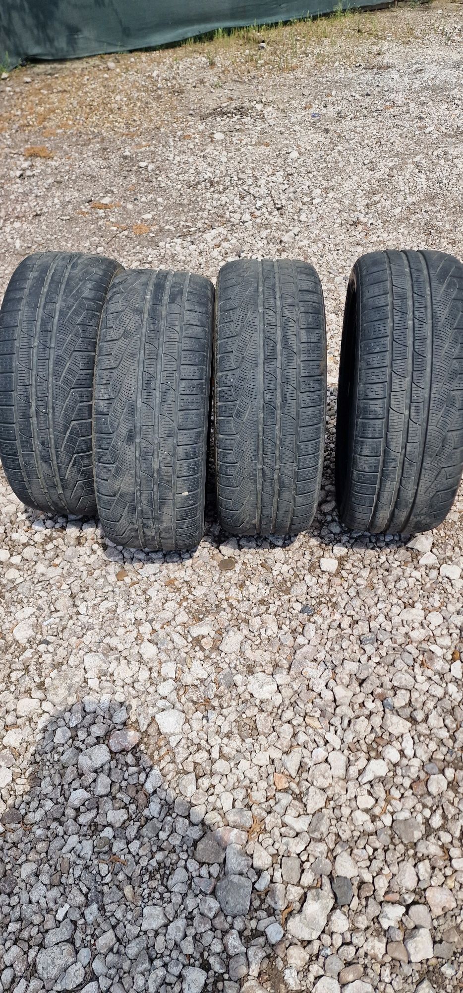 Vând 4 cauciucuri Pirelli