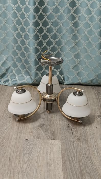 Продам люстру 3-рожковую