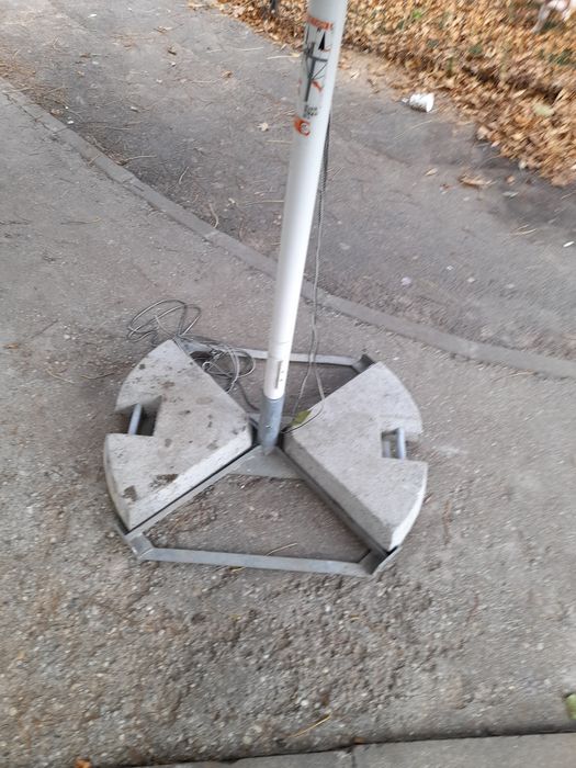Vînd umbrelă mare*