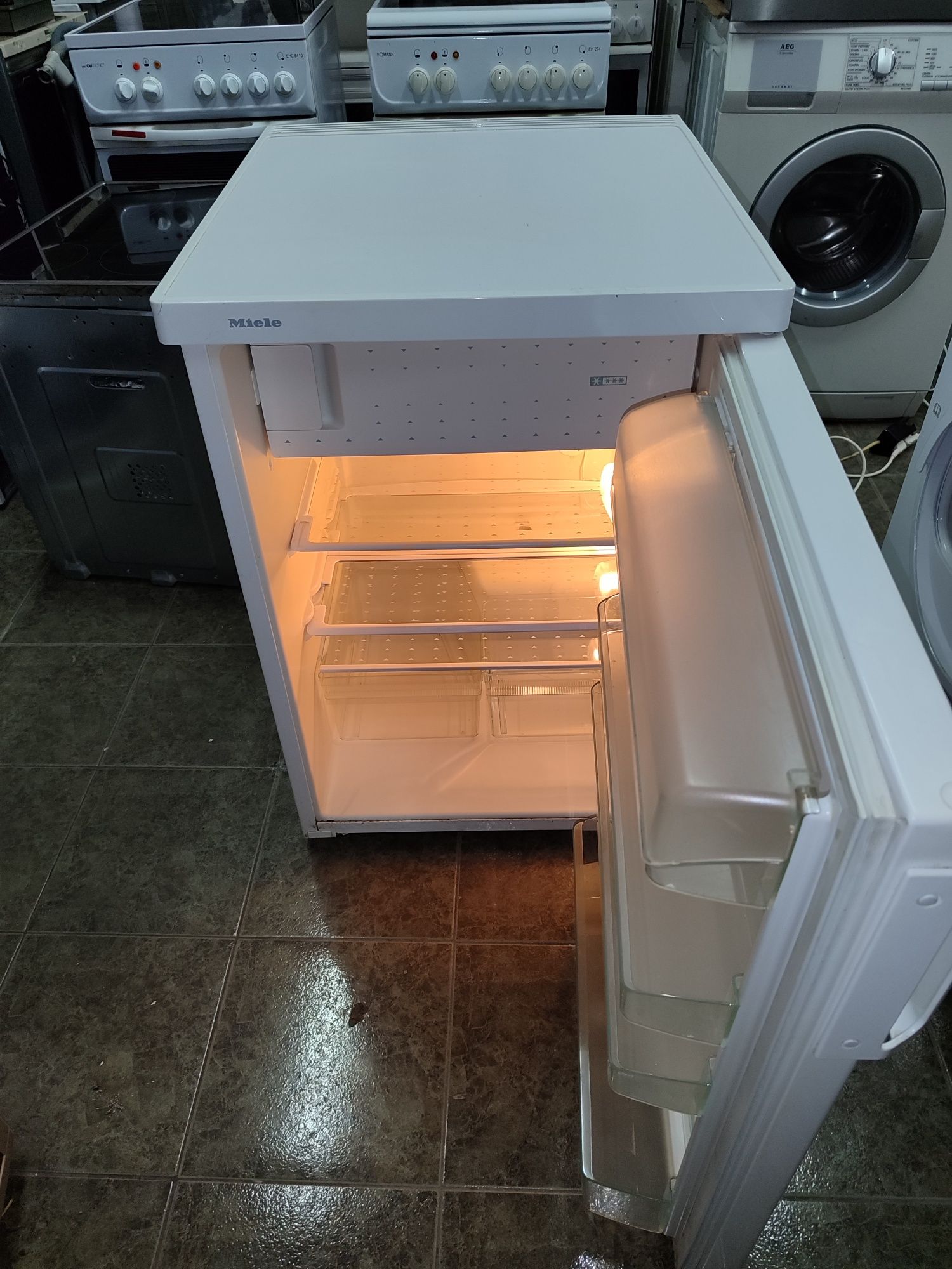 Хладилник Miele K2204 S-1 - 141 литра.