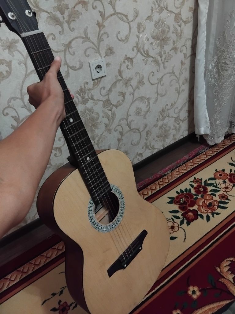 Гитара колда йасалган