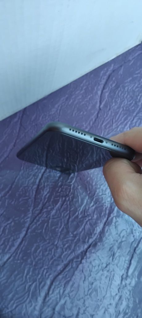 IPhone 11 - 64GB памет, батерия 82%