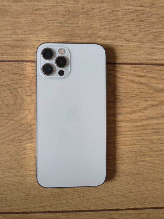 iPhone 12 pro  купен от USA невероятен 83% бат ориг зарядно  2 кейса