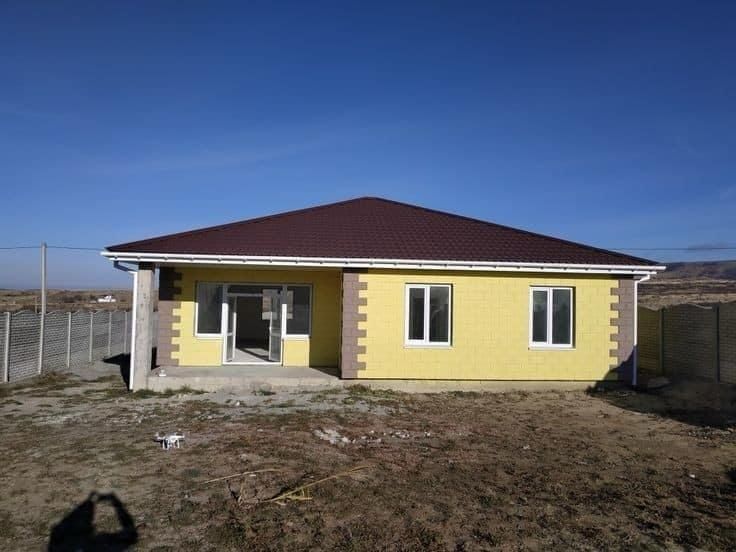 Case din panouri sandwich pe structură metalică