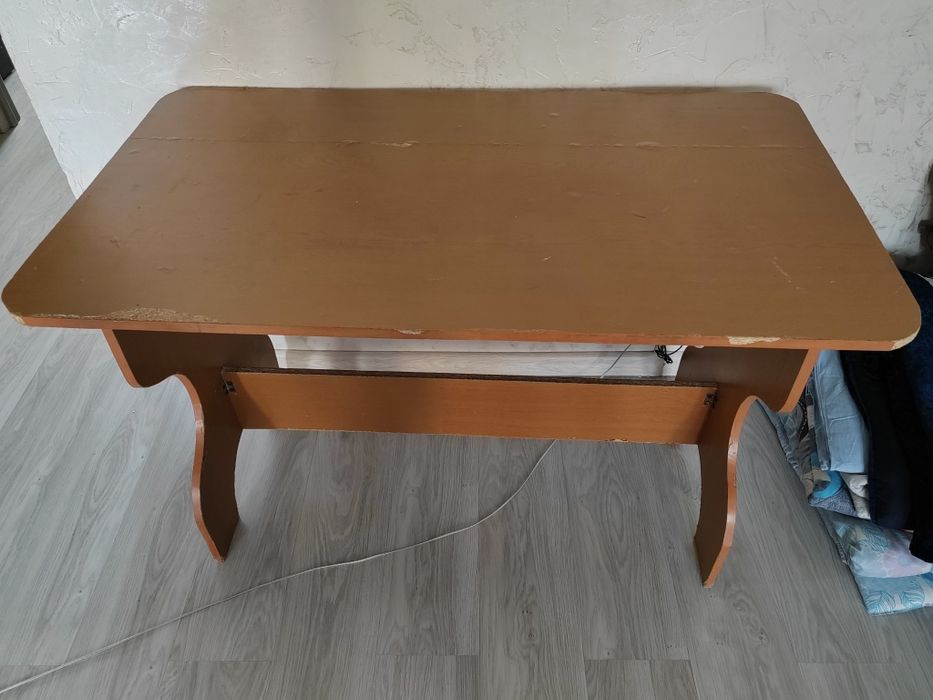 Продам кухонный стол размер 115 на 65