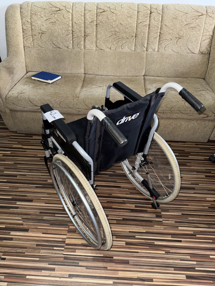 Scaun deplasare batrani dizabilitati handicap 42 cm (ca nou)