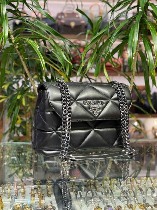 Geanta Prada noua !!! Dimensiuni 24/19 !!!