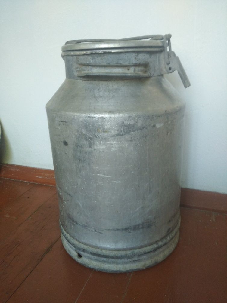 Продам бутыли стеклянные, флягу алюминиевую