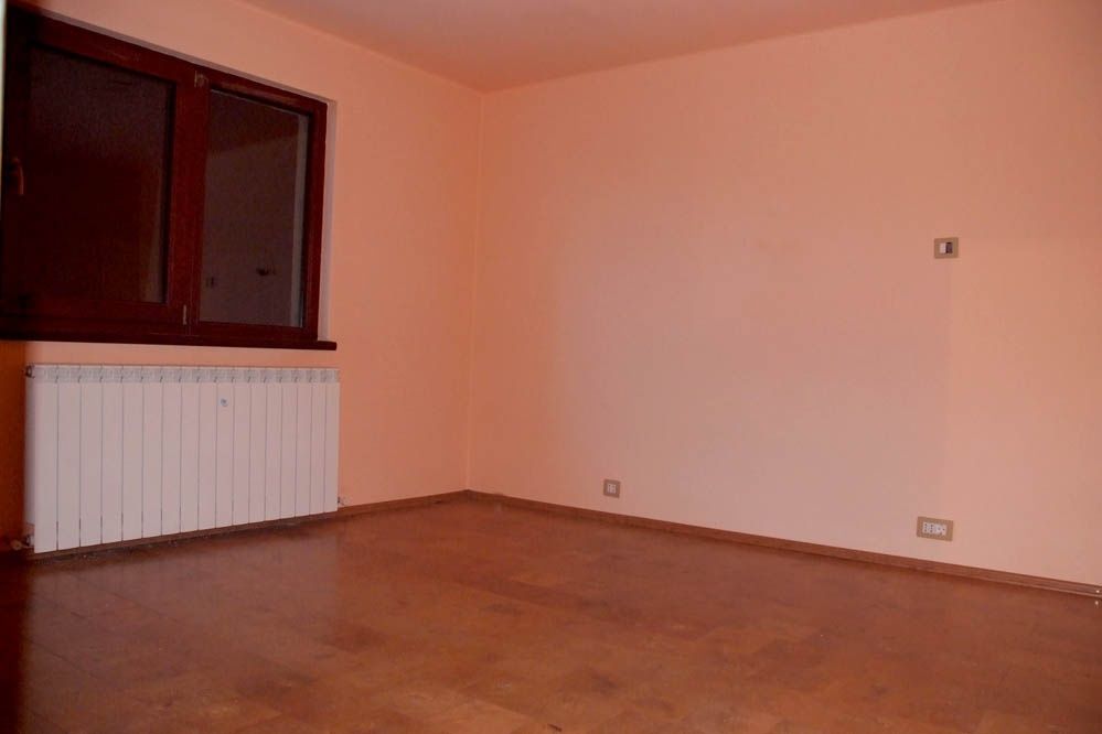 ONEȘTI - Închirieriez, doar pe termen lung, apartament nemobilat 3cam