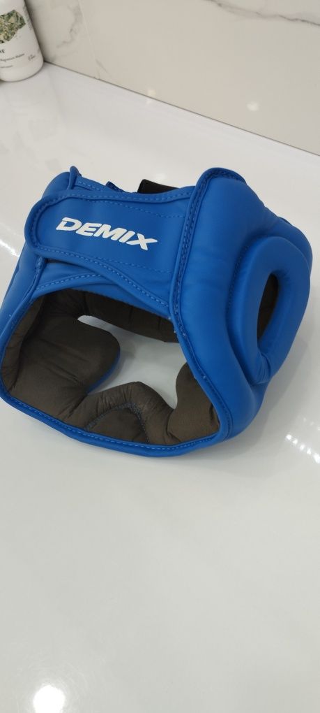 Перчатка GreenHill и шлем Demix