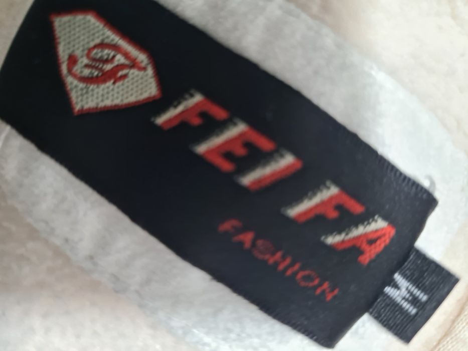 Palton scurt  alb cu blanita la guler și maneci