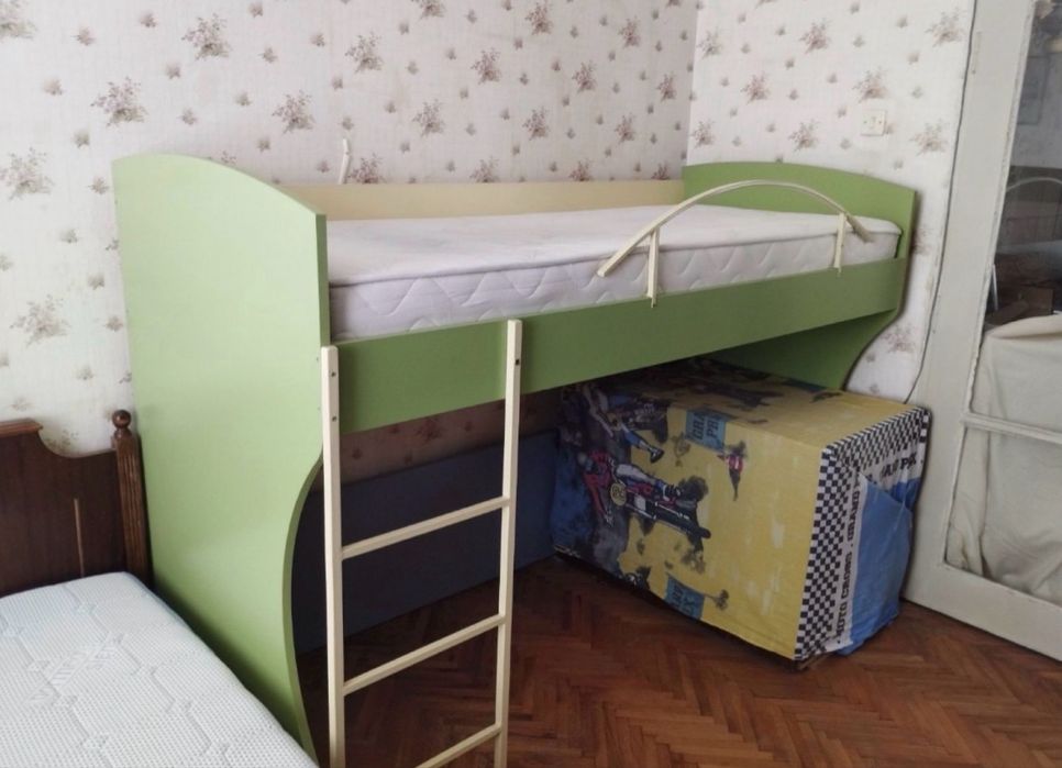 Детско легло със стълба