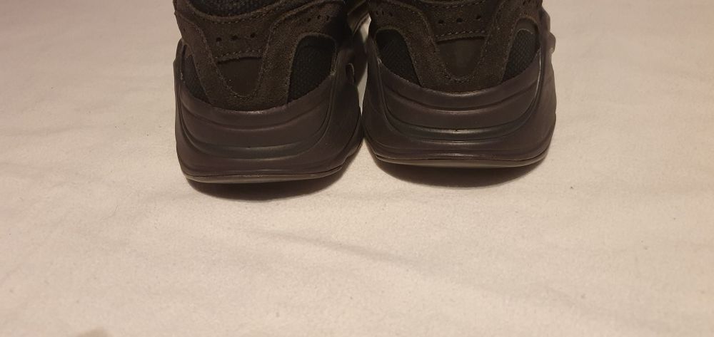 Adidași YEEZY Boost 700 V2