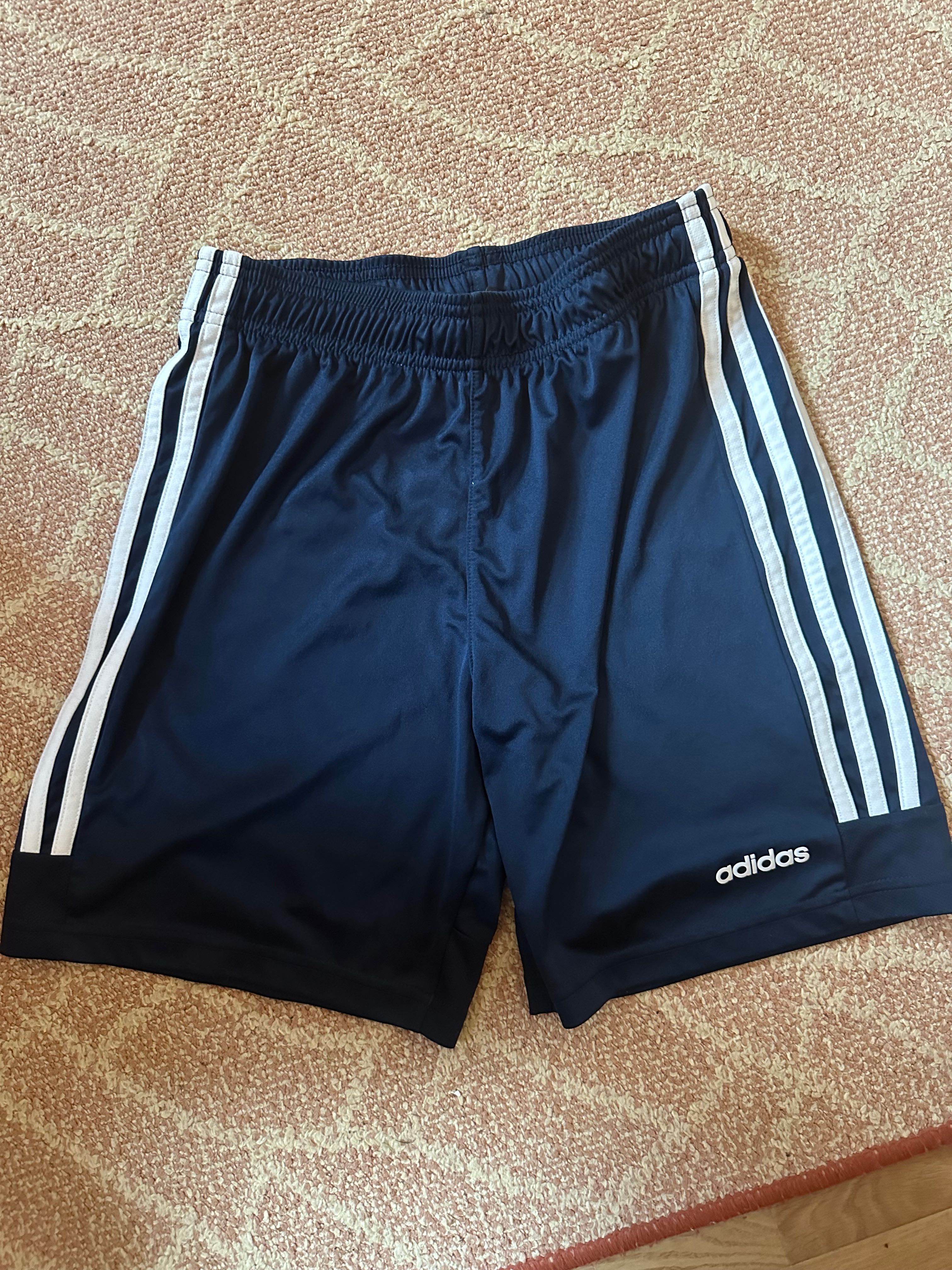 Vand pantaloni scurti ADIDAS, 13-14 ani