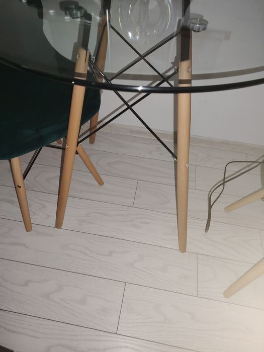Masa rotunda cu blat de sticlă