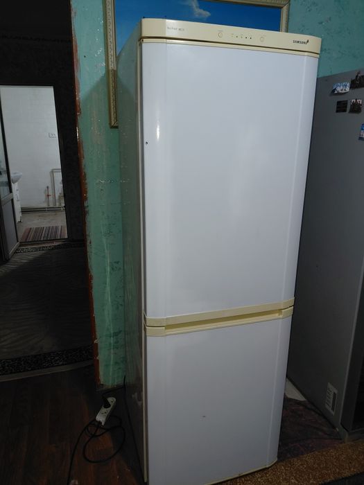 Холодилник самсунг отлично работаеть доставка есть