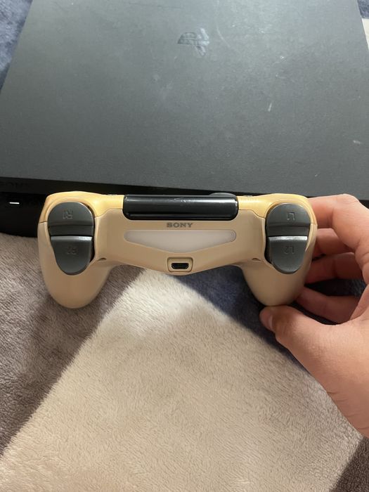 PS4 Slim + 1 manetă + 9 jocuri originale