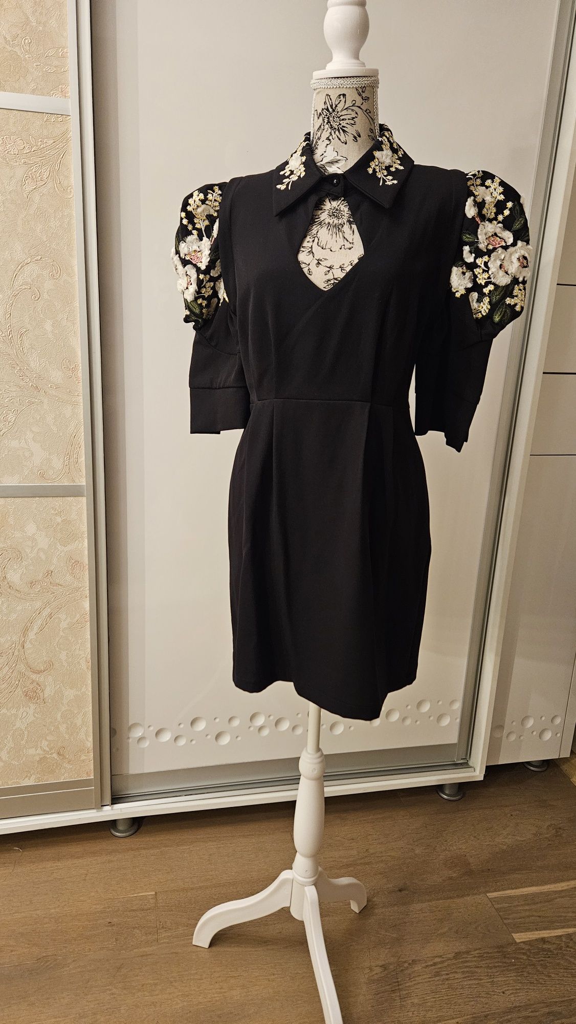 Rochie neagra, cu flori brodate, umeri bufanti, scurta, mărimea 40