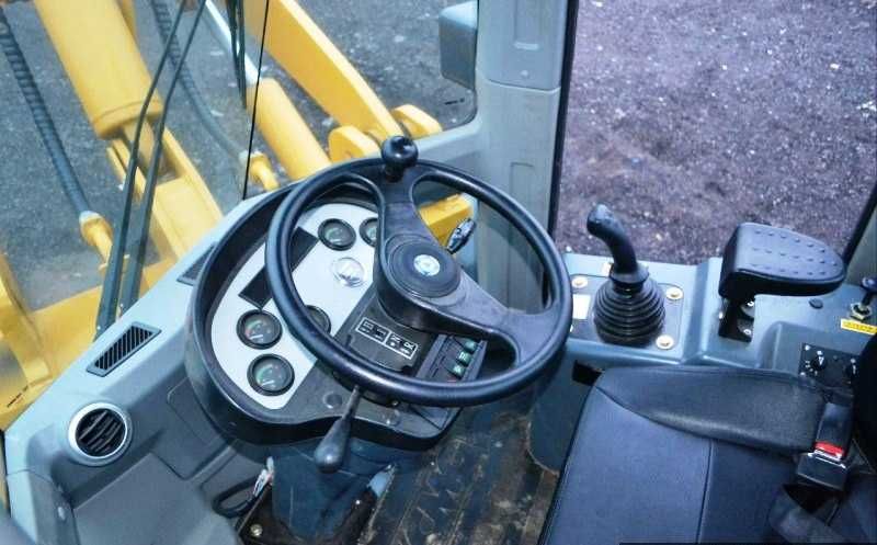 Продаем фронтальный погрузчик XCMG LW300KN