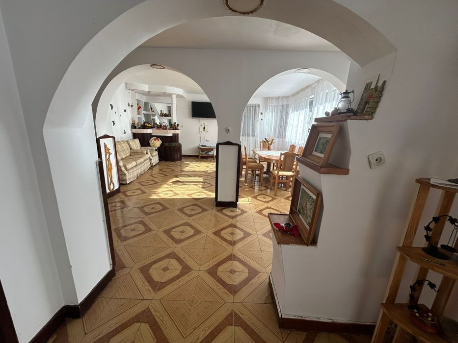 Pensiune cu teren spre vânzare