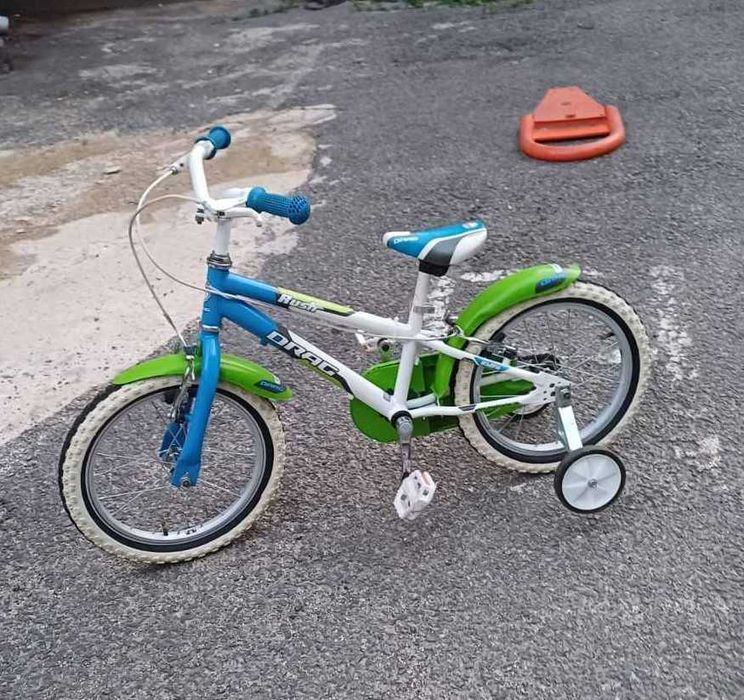 Запазено детско колело с помощни две колелца от 3 до 6 години