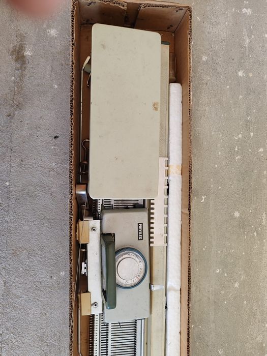 Vând mașina de tricotat Privileg 200