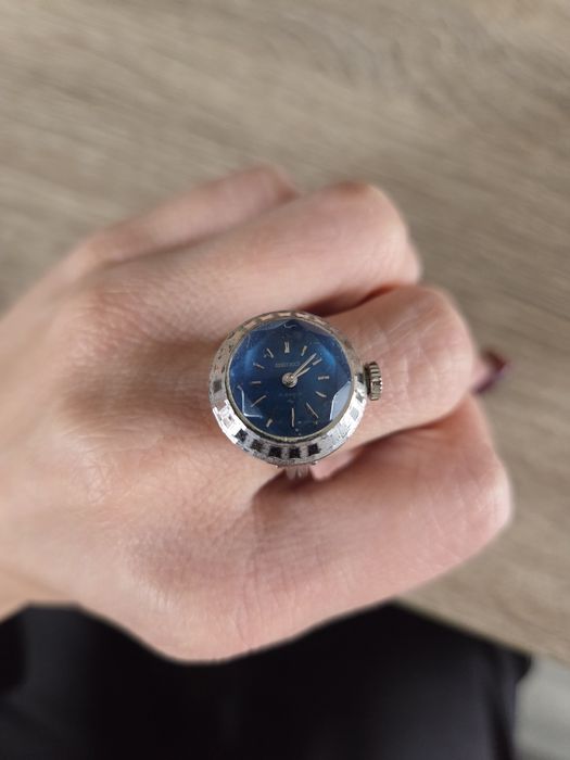 Антикварен пръстен с вграден часовник на Seiko