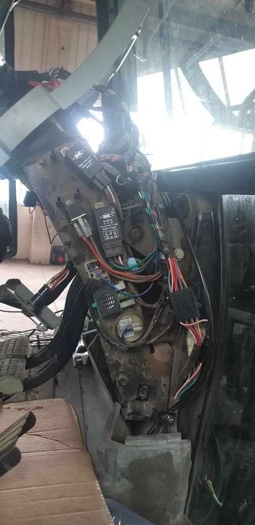 Reconstruire/reparatii instalații electrice utilaje/tractoare