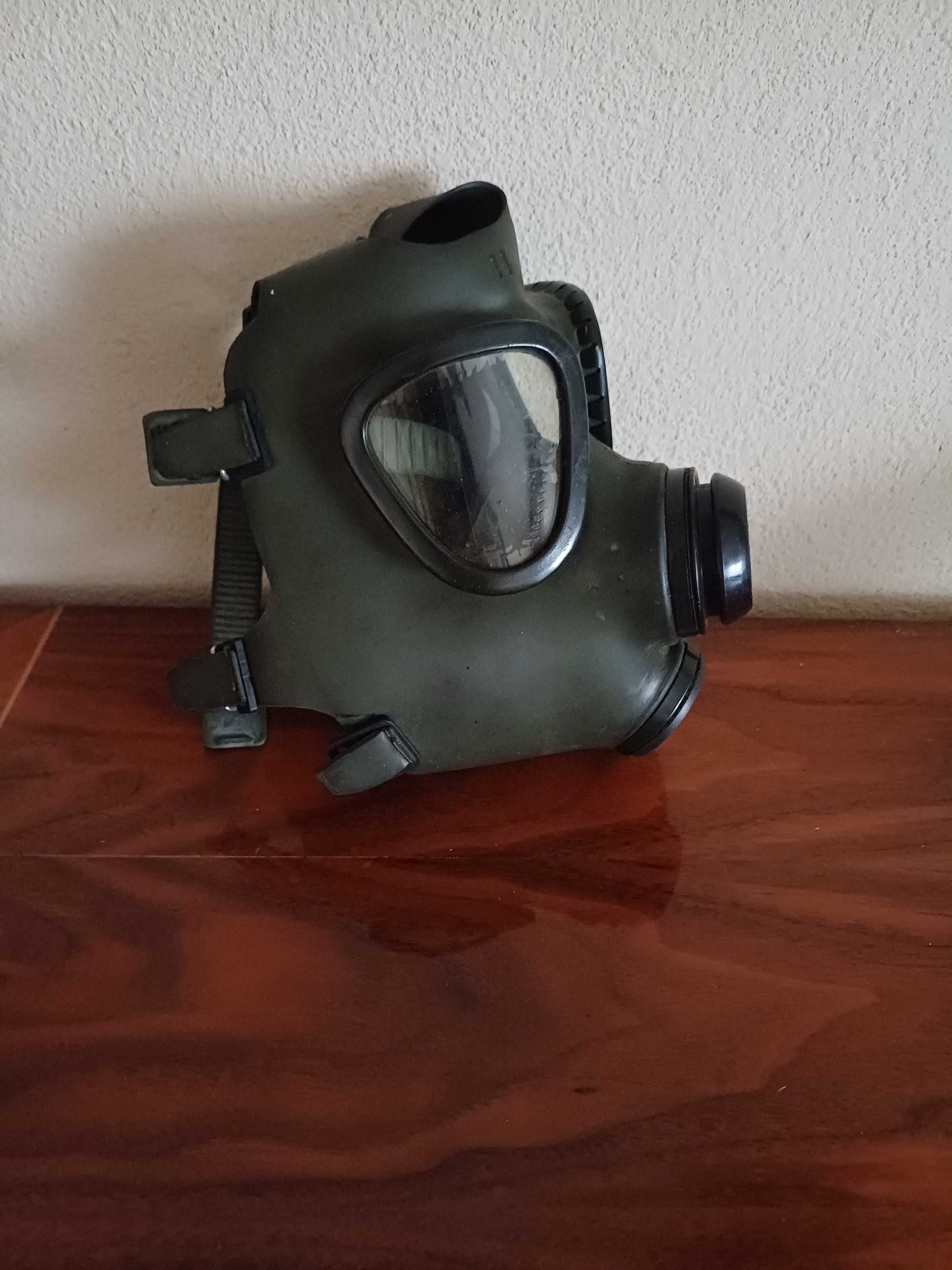 Vand salopeta barbati din doua piese si masca de protectie cu filtru.