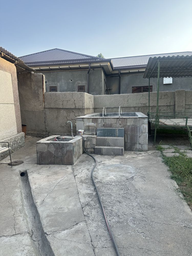 Uydan 20 metr tepada kotta moshina yo’l o’tgan juda qulay