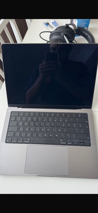 macbook pro 14 2023 10nuclee, 8gb memorie, 512ssd
